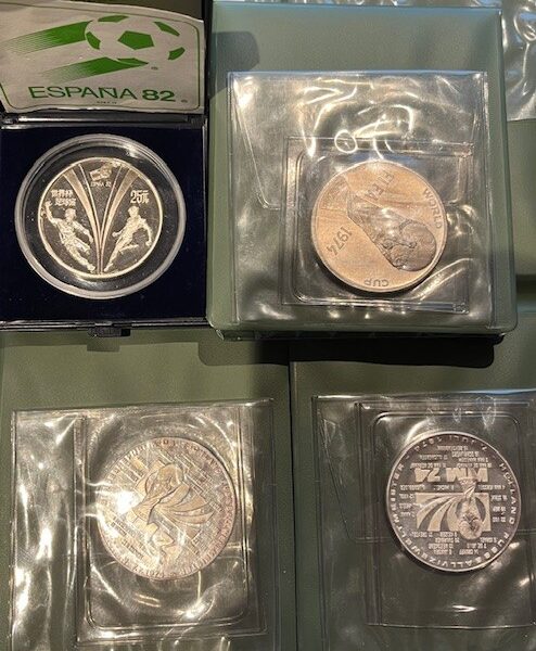 Lot van 4: Zilveren Penningen FIFI 1974 World Cup + 25 Yuan 1982 Voetbal