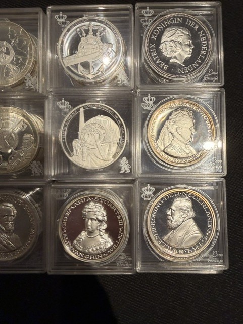 Lot zilveren penningen sterling zilver (2,934 kg netto zilver) (nu slechts spot) Van Kroonprins tot Koning en de Koningshuis - Image 2