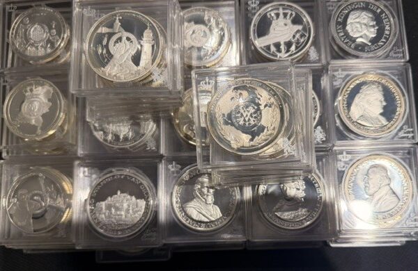 Lot zilveren penningen sterling zilver (2,934 kg netto zilver) (nu slechts spot) Van Kroonprins tot Koning en de Koningshuis