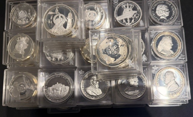 Lot zilveren penningen sterling zilver (2,934 kg netto zilver) (nu slechts spot) Van Kroonprins tot Koning en de Koningshuis