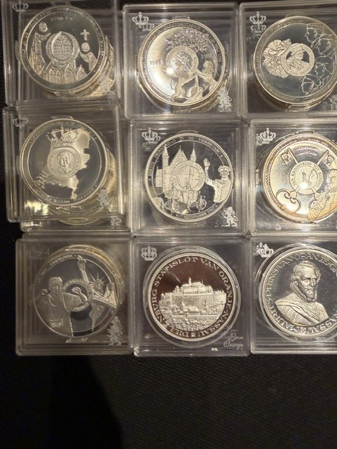 Lot zilveren penningen sterling zilver (2,934 kg netto zilver) (nu slechts spot) Van Kroonprins tot Koning en de Koningshuis