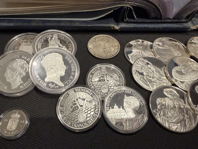 Lot zilveren penningen en munten (1,300 kg netto zilver) (nu slechts spot) - Image 2